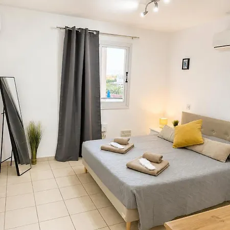 Roy's Kapparis Escape Daire Paralimni